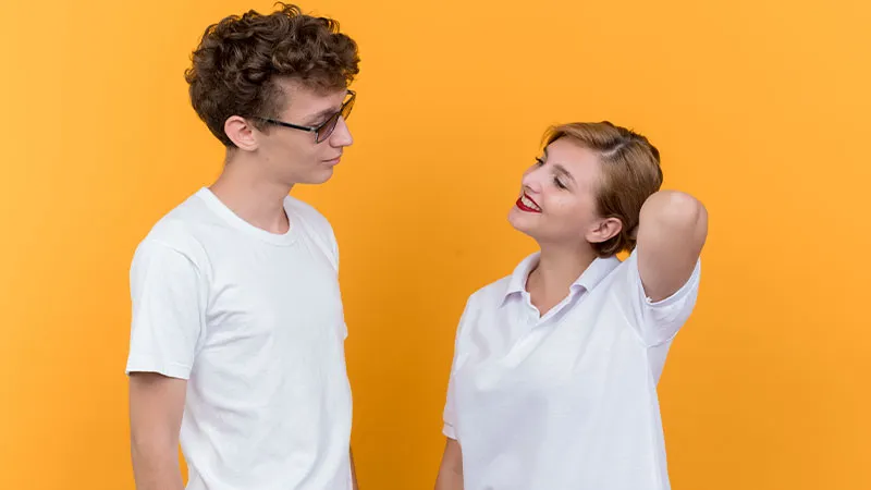 مقایسه ویژگی های ظاهری تیشرت یقه دار و یقه گرد